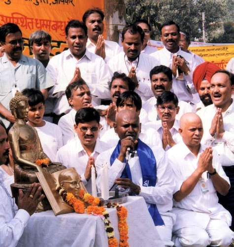 Ram Raj va ban to chuc phat nguyen giu tam y, ngu gioi va 22 dieu nguyen truoc tuong Phat va Ambedkar