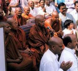HT. Buddha Priya Rahul (cam micro) dang truyen gioi phap