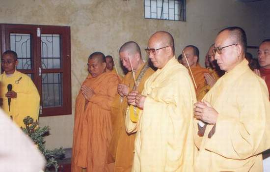 009-htThanhKiem2.JPG (23435 bytes)